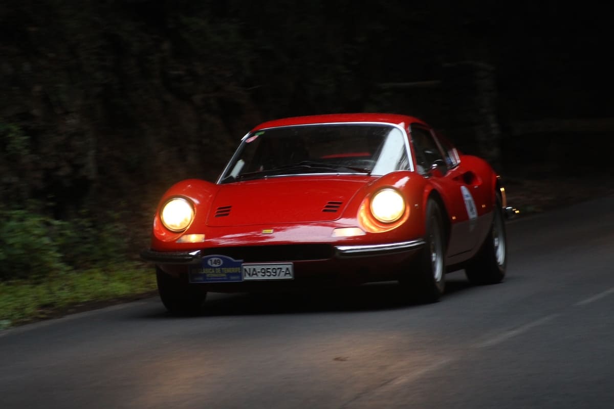 Foto de un Dino Ferrari en la Clásica de Tenerife de noche
