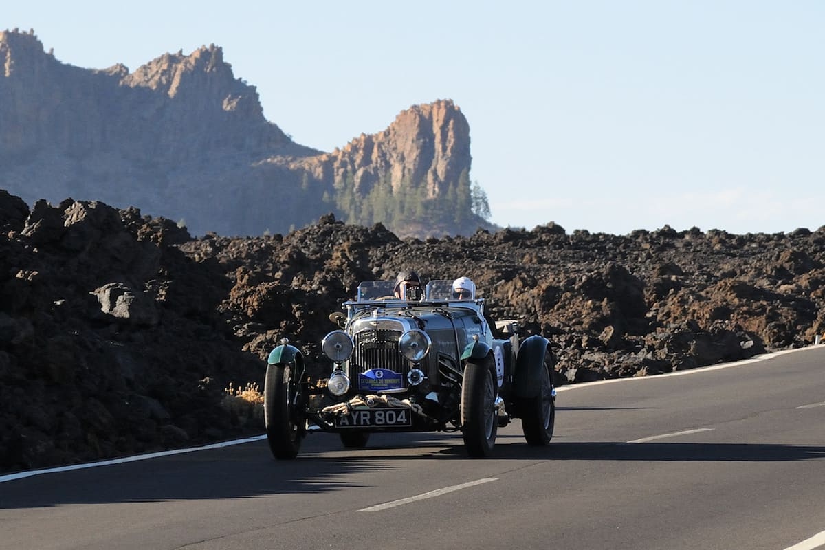 clasica-tenerife-vehiculo-clasico-paisaje-volcanico-2